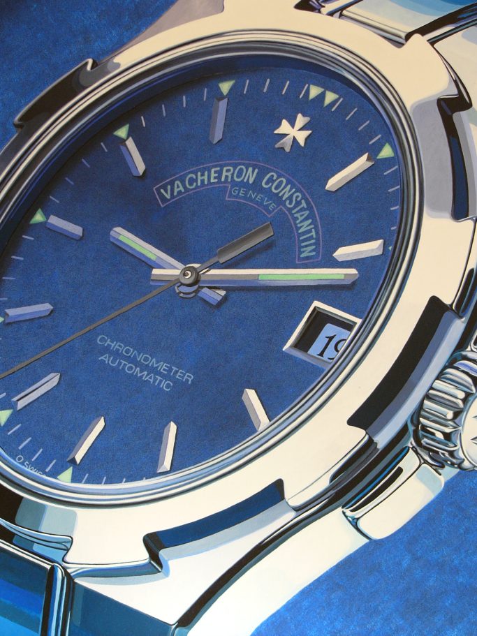 Armbanduhr mit blauem Ziffernblatt, silbernem Gehäuse und Datumsanzeige.